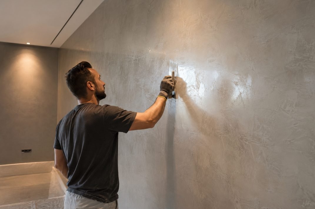 Aplicación de microcemento con llana en una pared interior en Vilanova i la Geltrú